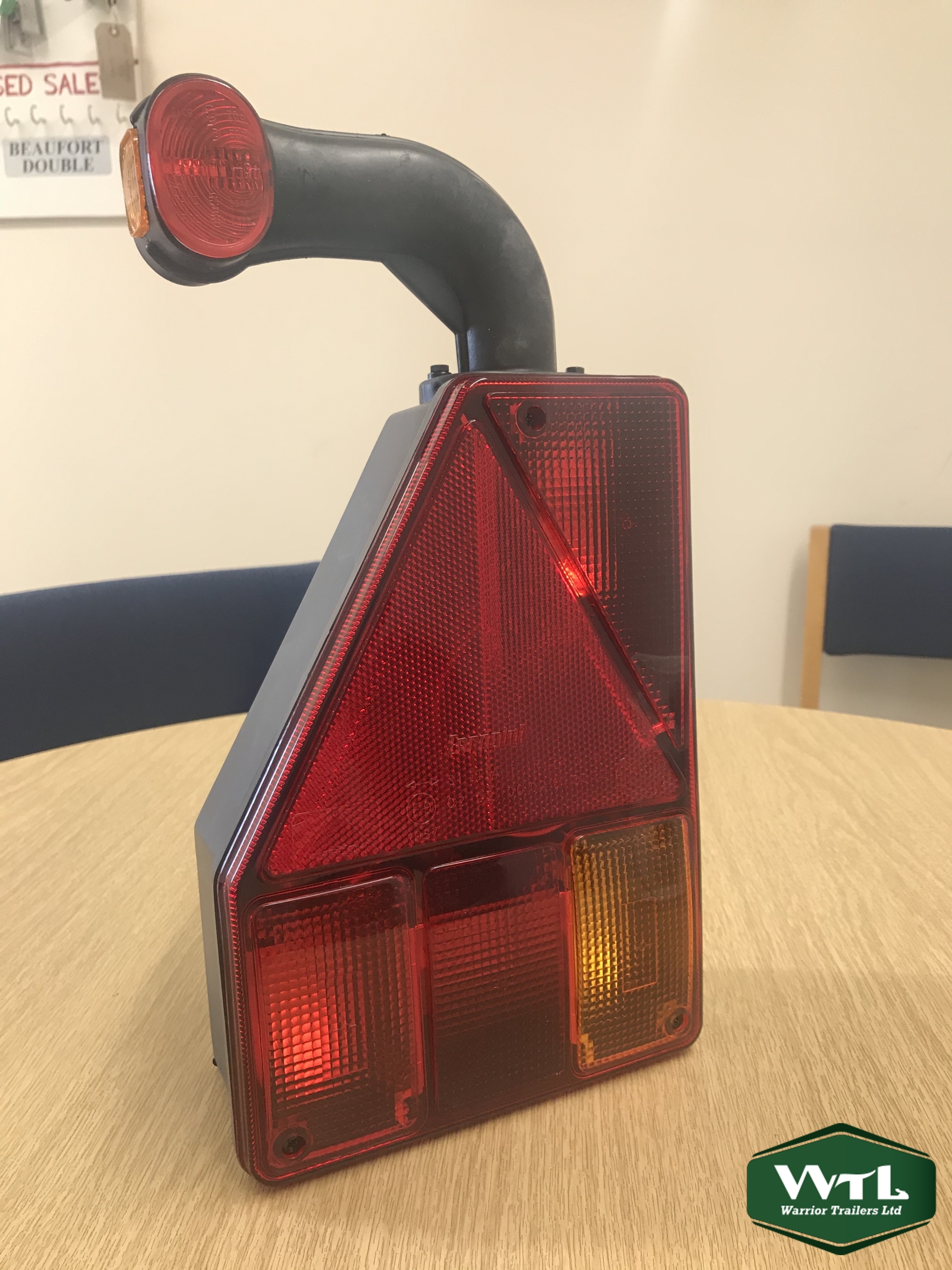 Aspock Earpoint Left Hand 12V Bulb Combination Lamp with Rubber Arm - Image 3